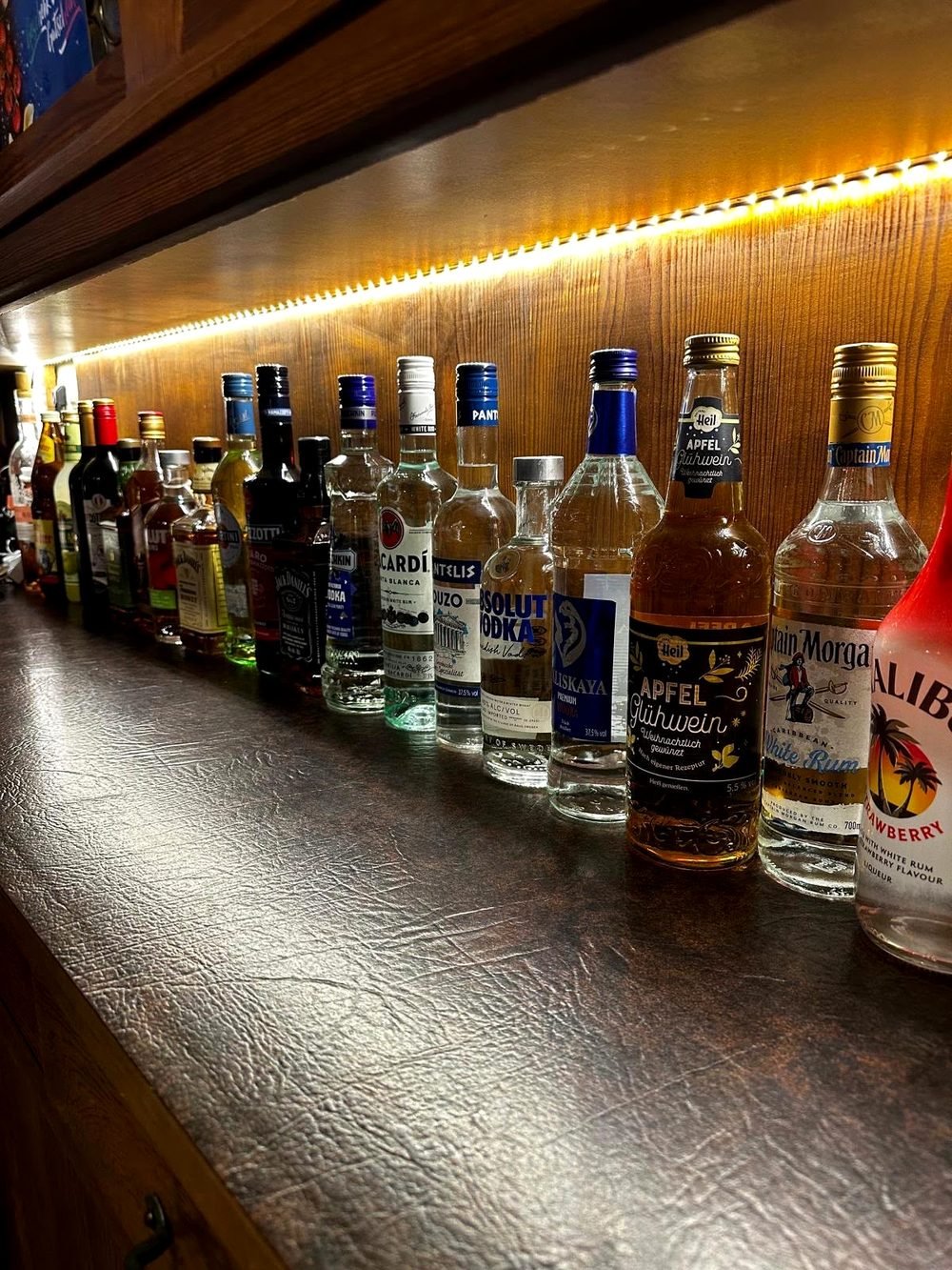 Bar von Pizzeria Aroma mit einer Auswahl an Getränken und Spirituosen