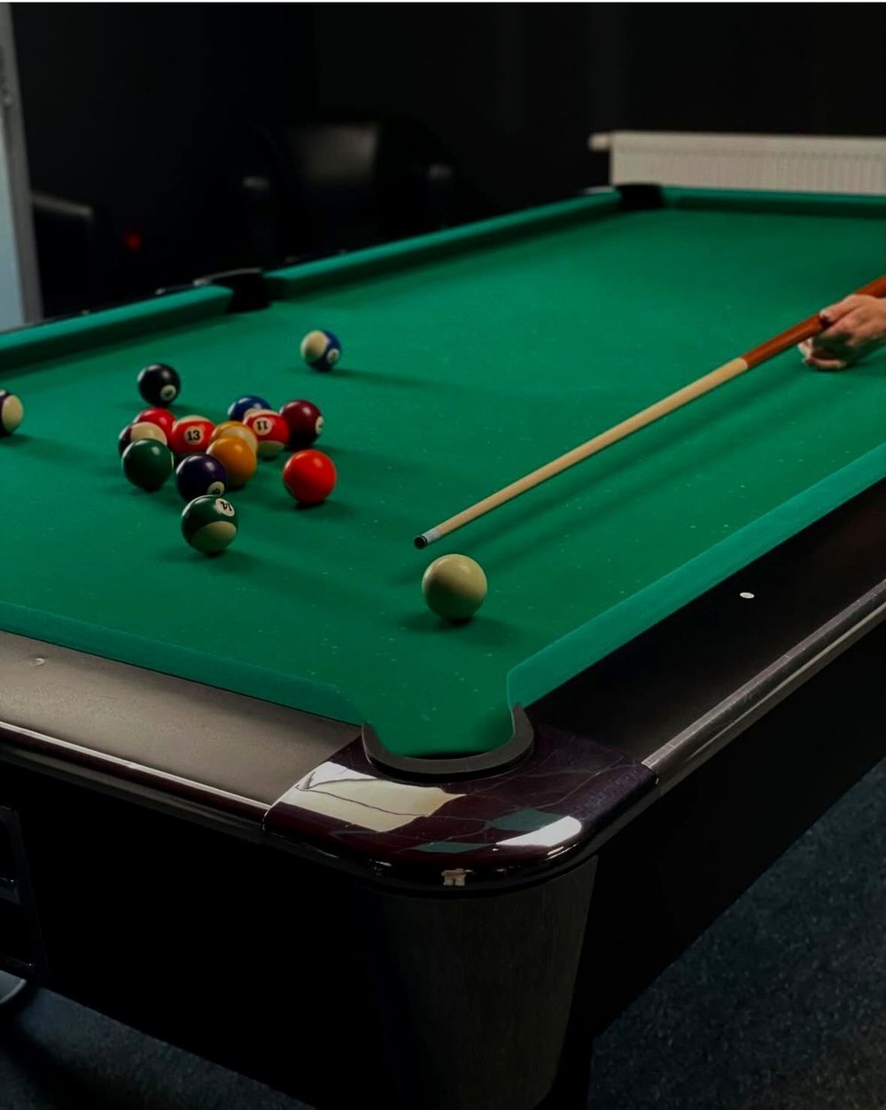 Billardtisch mit Kugeln und Queue im Freizeitbereich
