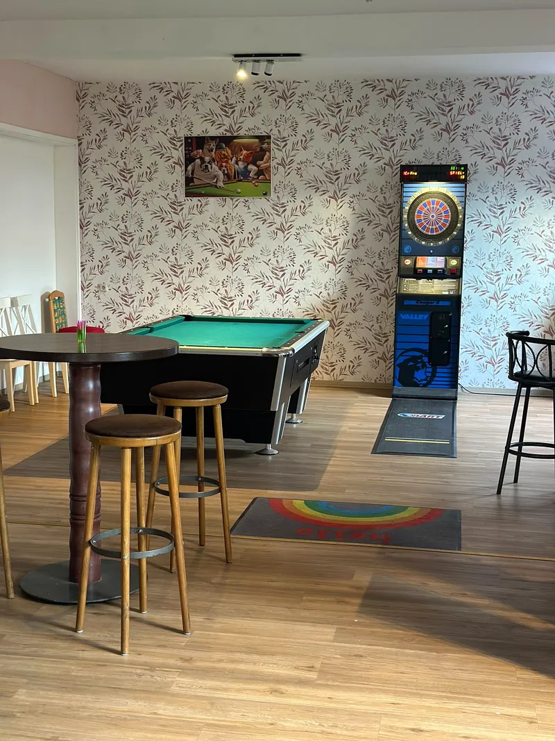 Freizeitraum mit Billardtisch und Dartautomaten