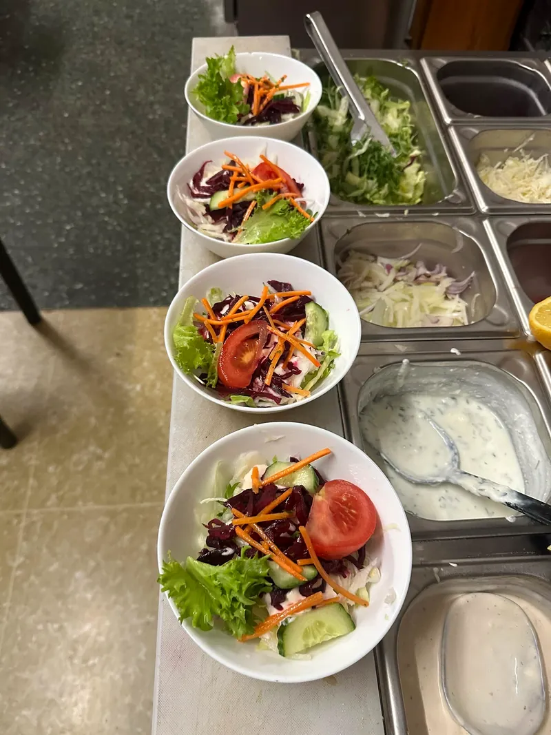 Frische Zutaten für Salate in Schüsseln vorbereitet